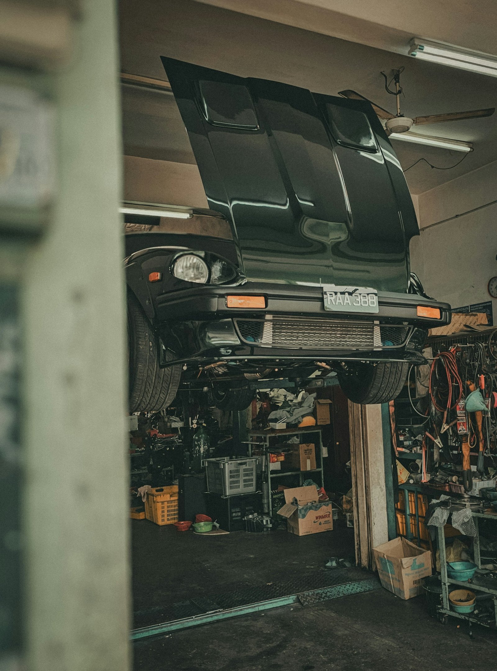 Interior del taller Loess Motorsport en Badalona