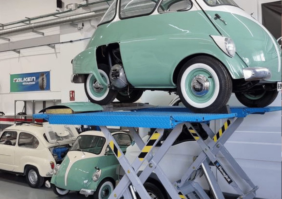Coche clásico en el taller de Loess Motorsport