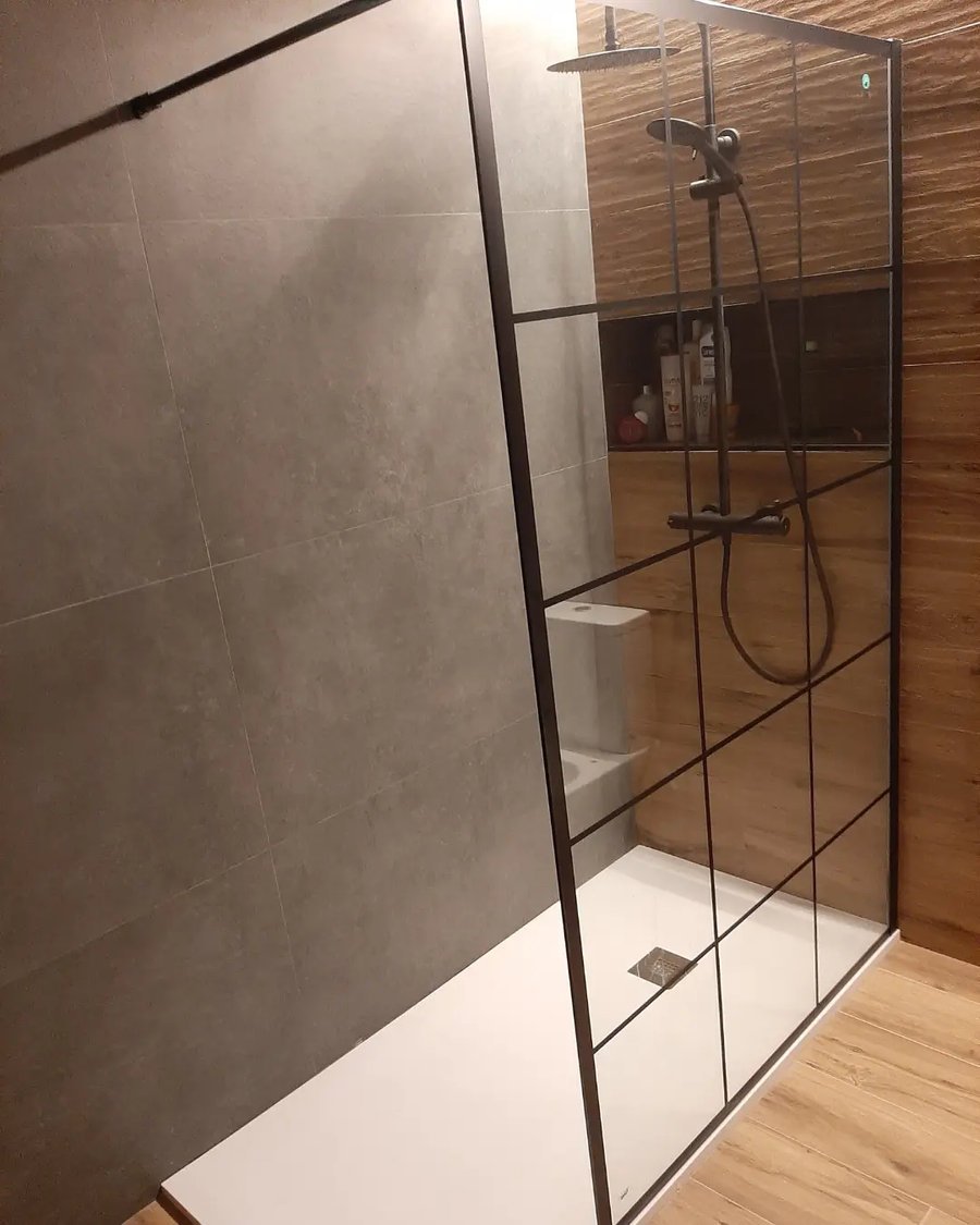 Baño con ducha y mampara en Badalona