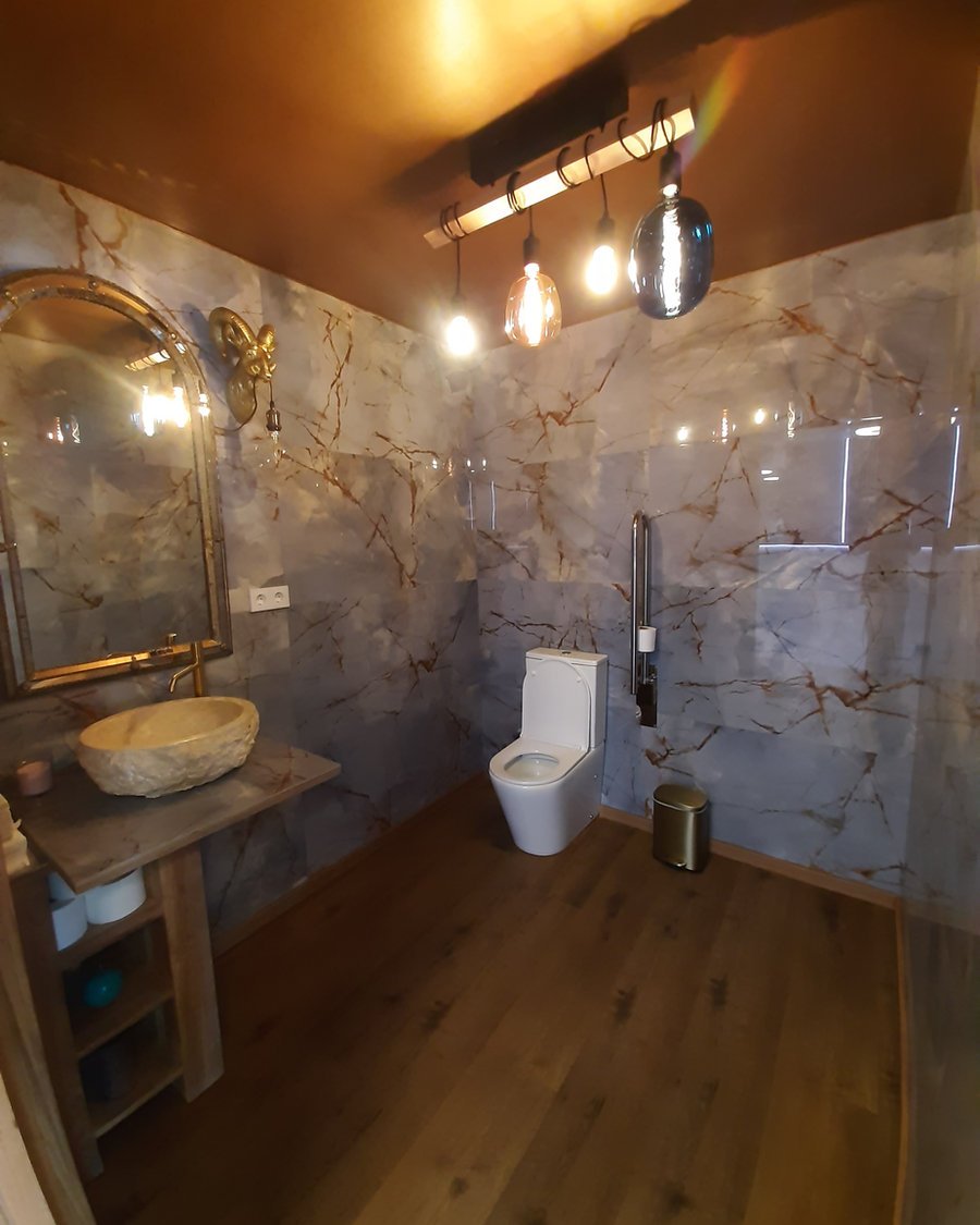 Baño con porcelánico efecto mármol en Badalona