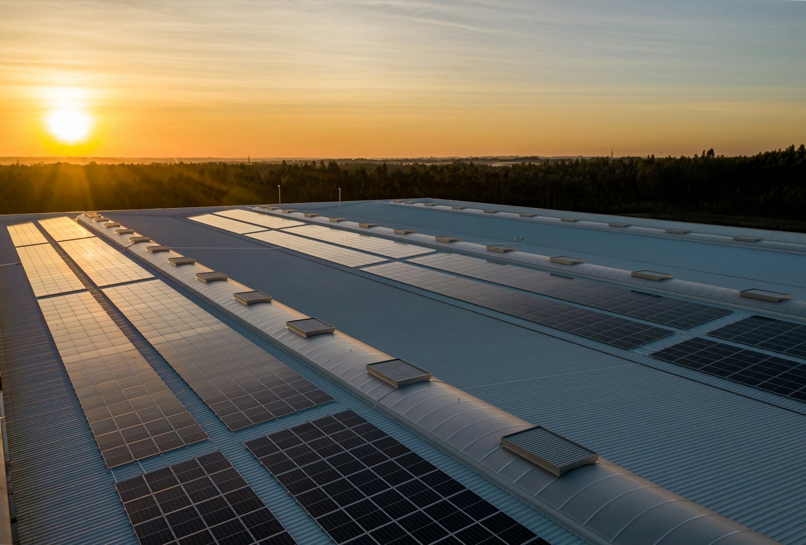 Vivienda con placas solares en la cubierta