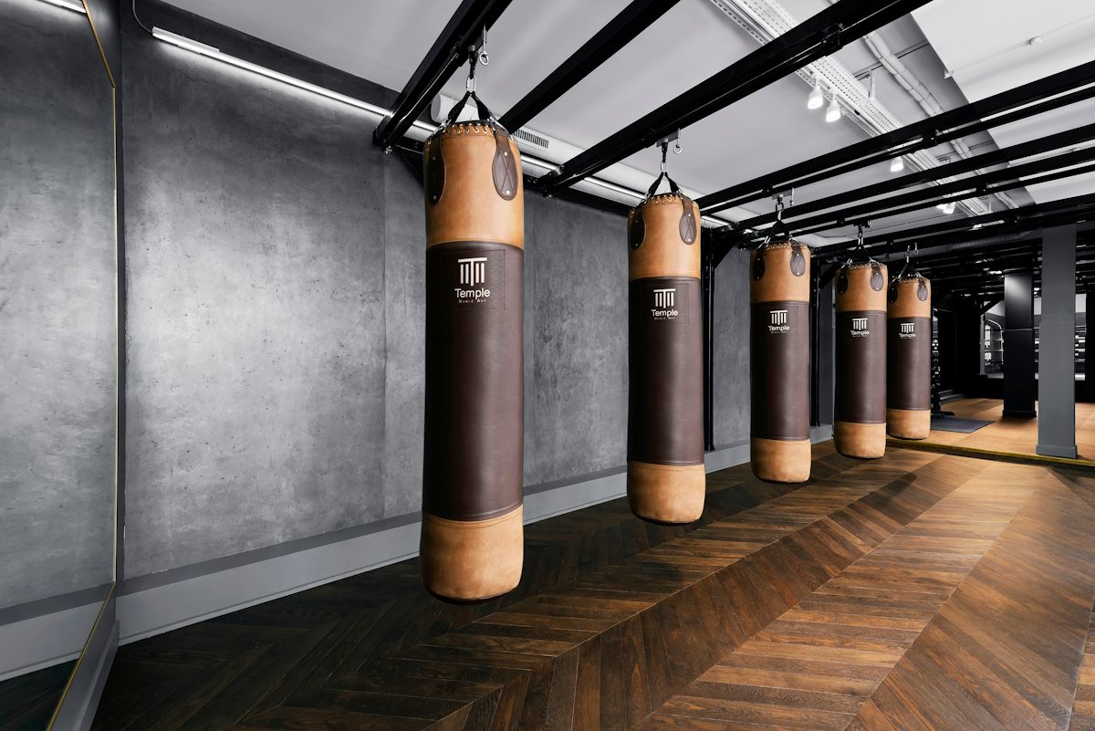 Fila de sacos de boxeo colgados