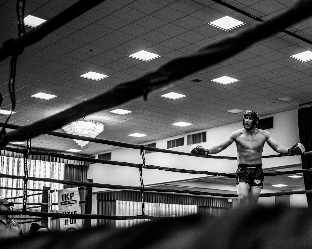Boxeador apoyado en la esquina del ring