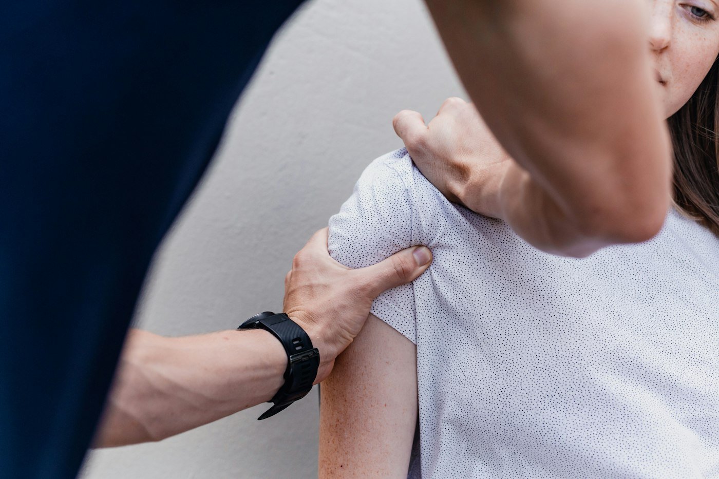 Fisioterapeuta tratando el hombro de un paciente