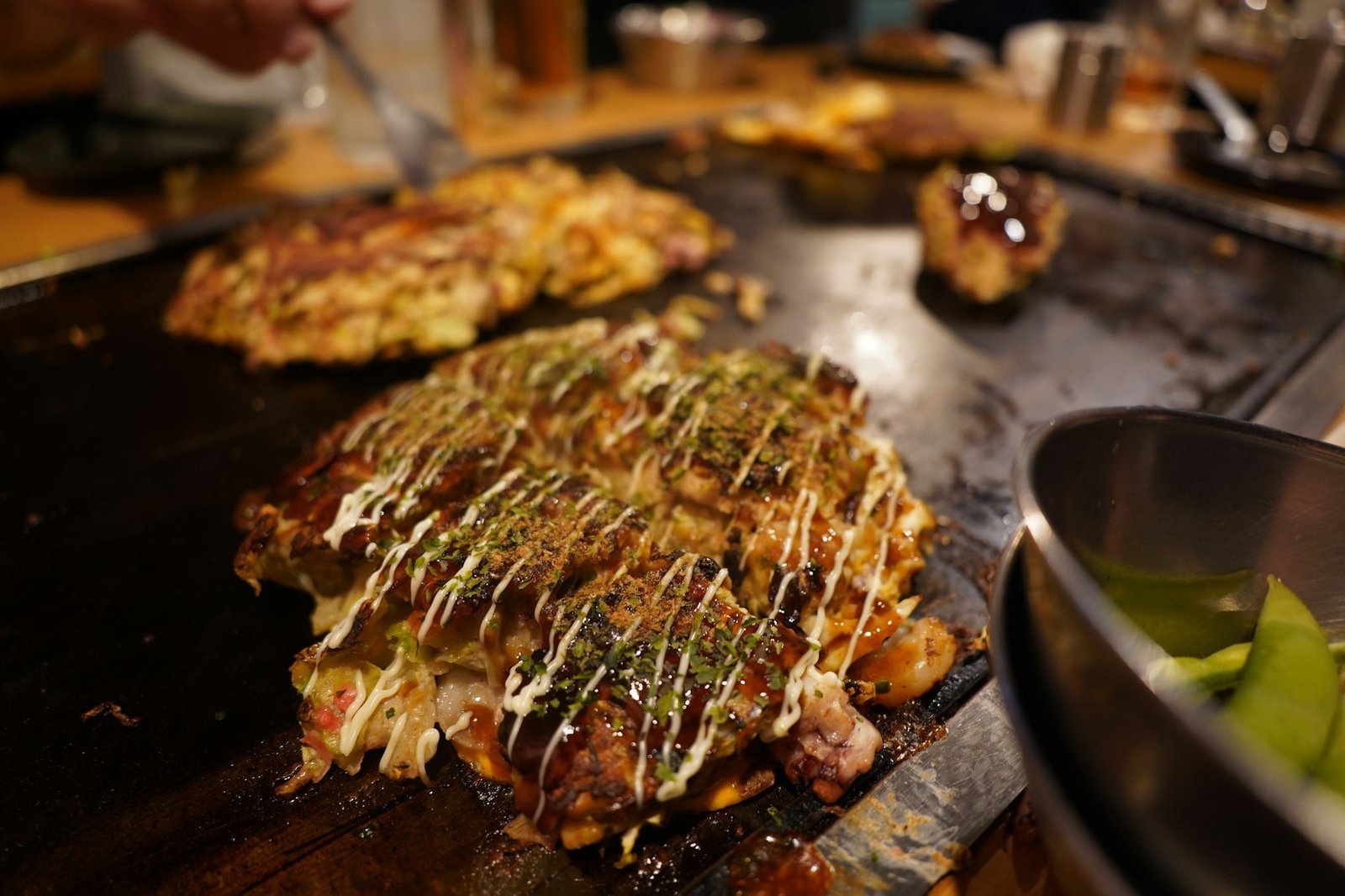 Okonomiyaki haciéndose sobre la plancha de hierro