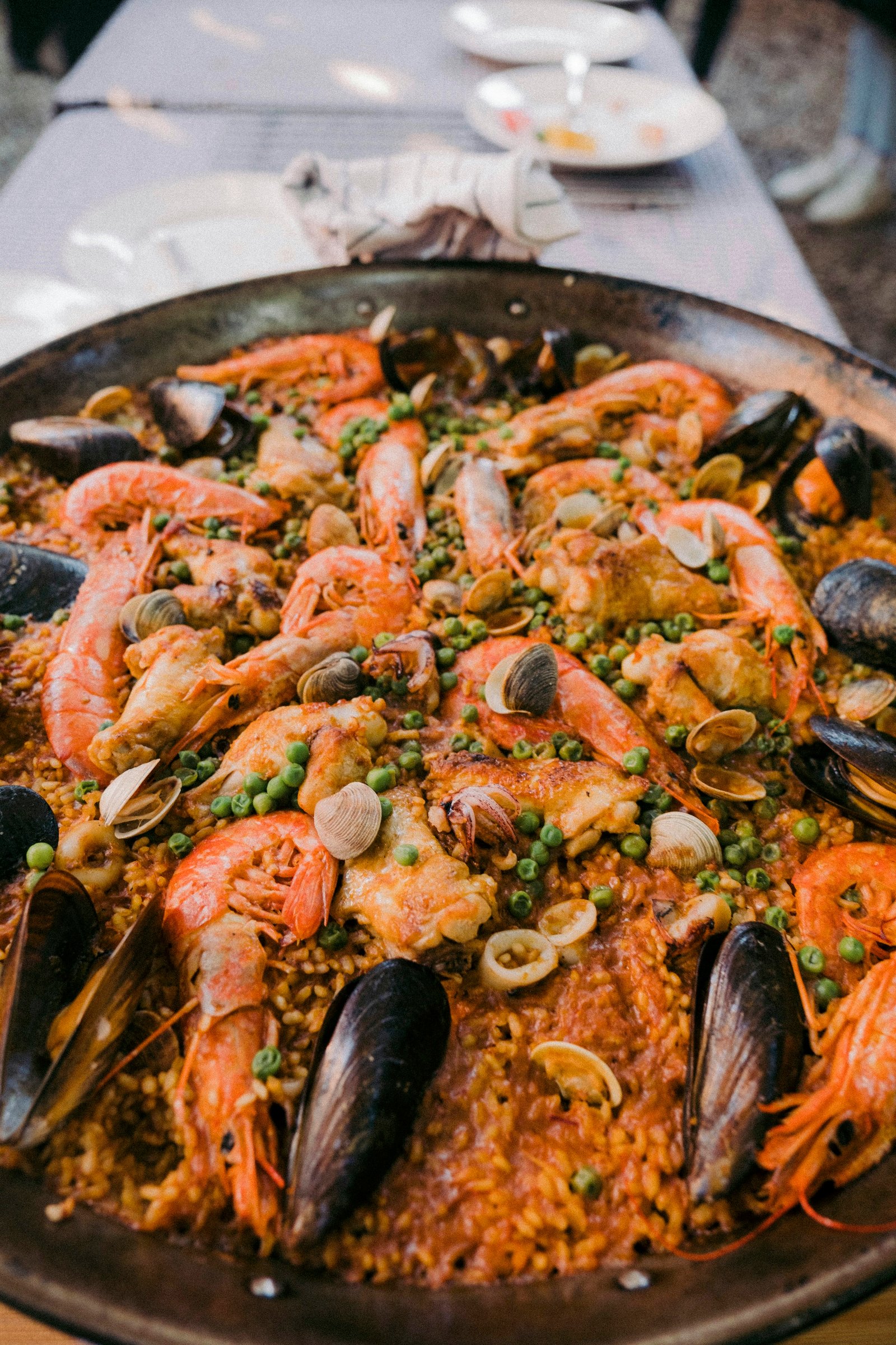 Paella de marisco vista desde arriba