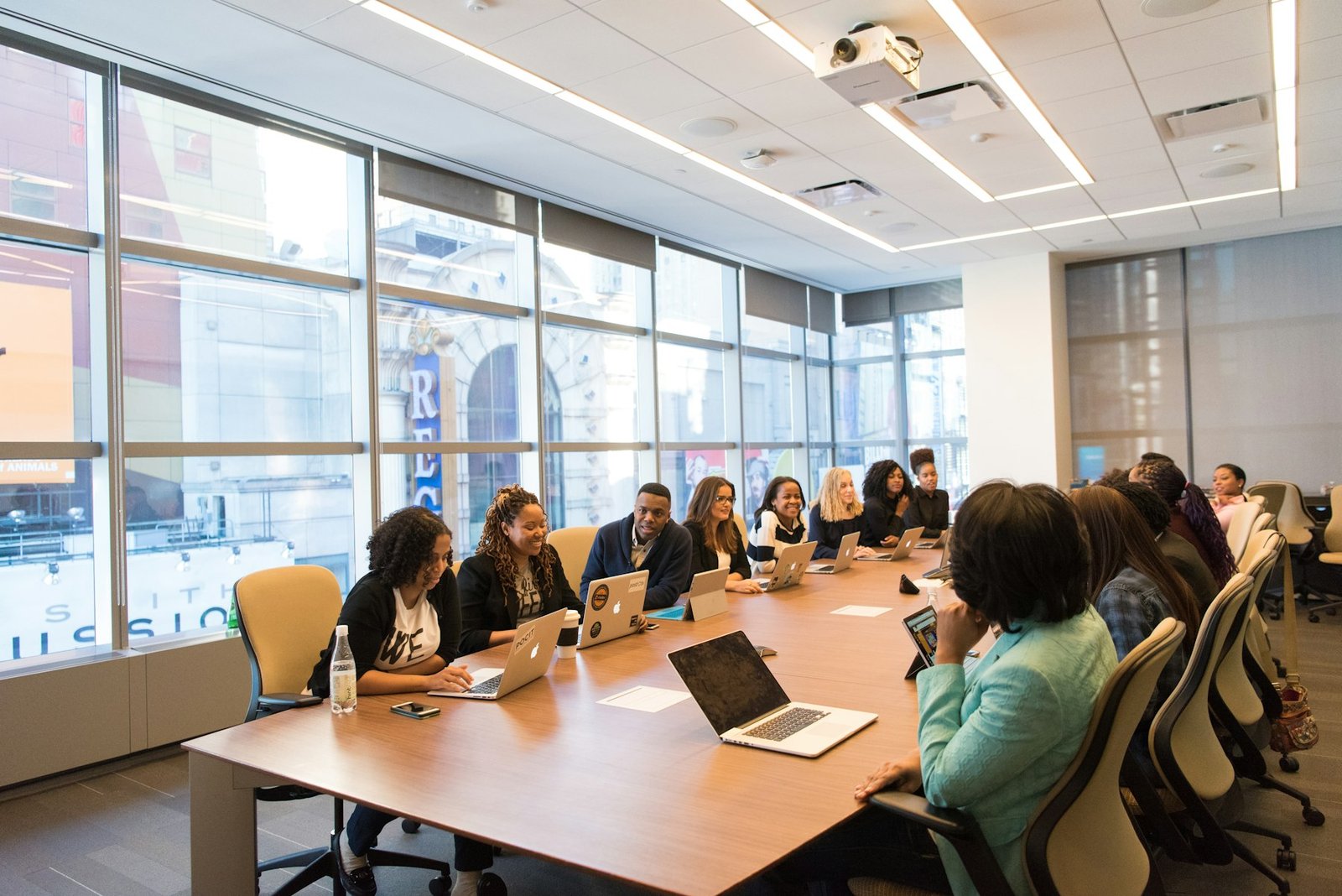 Equipo reunido alrededor de una mesa con portátiles