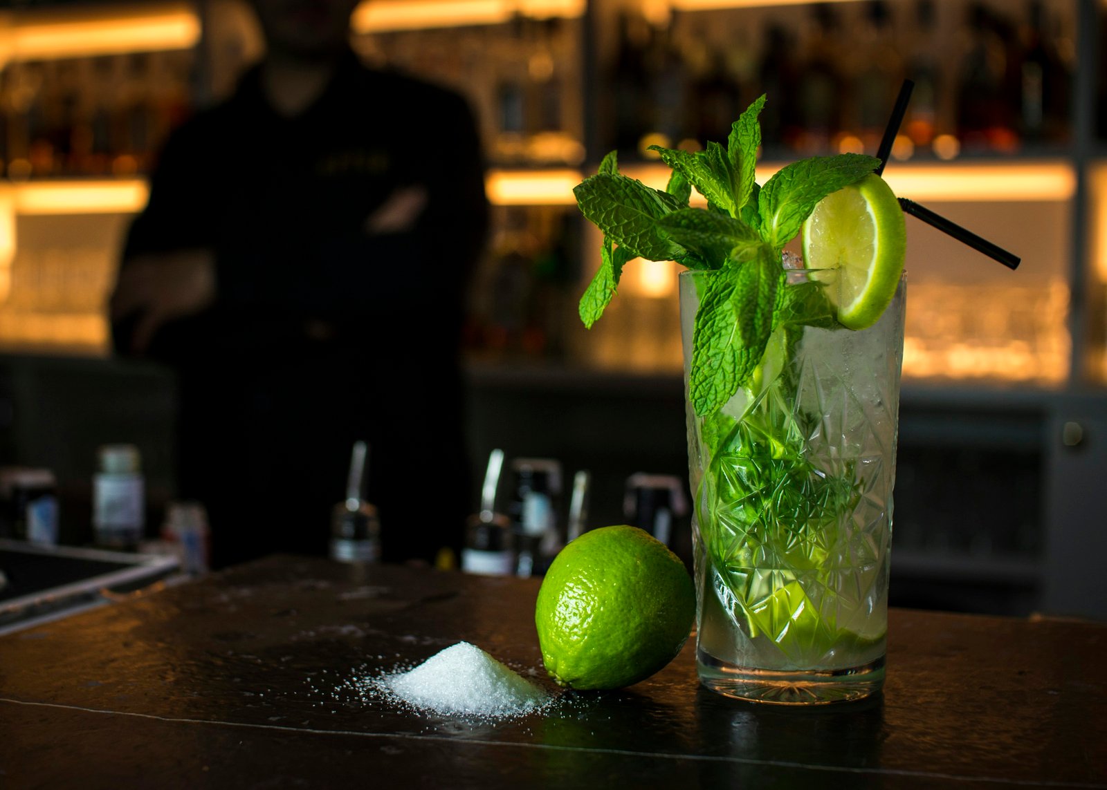 Mojito con lima y menta en la barra