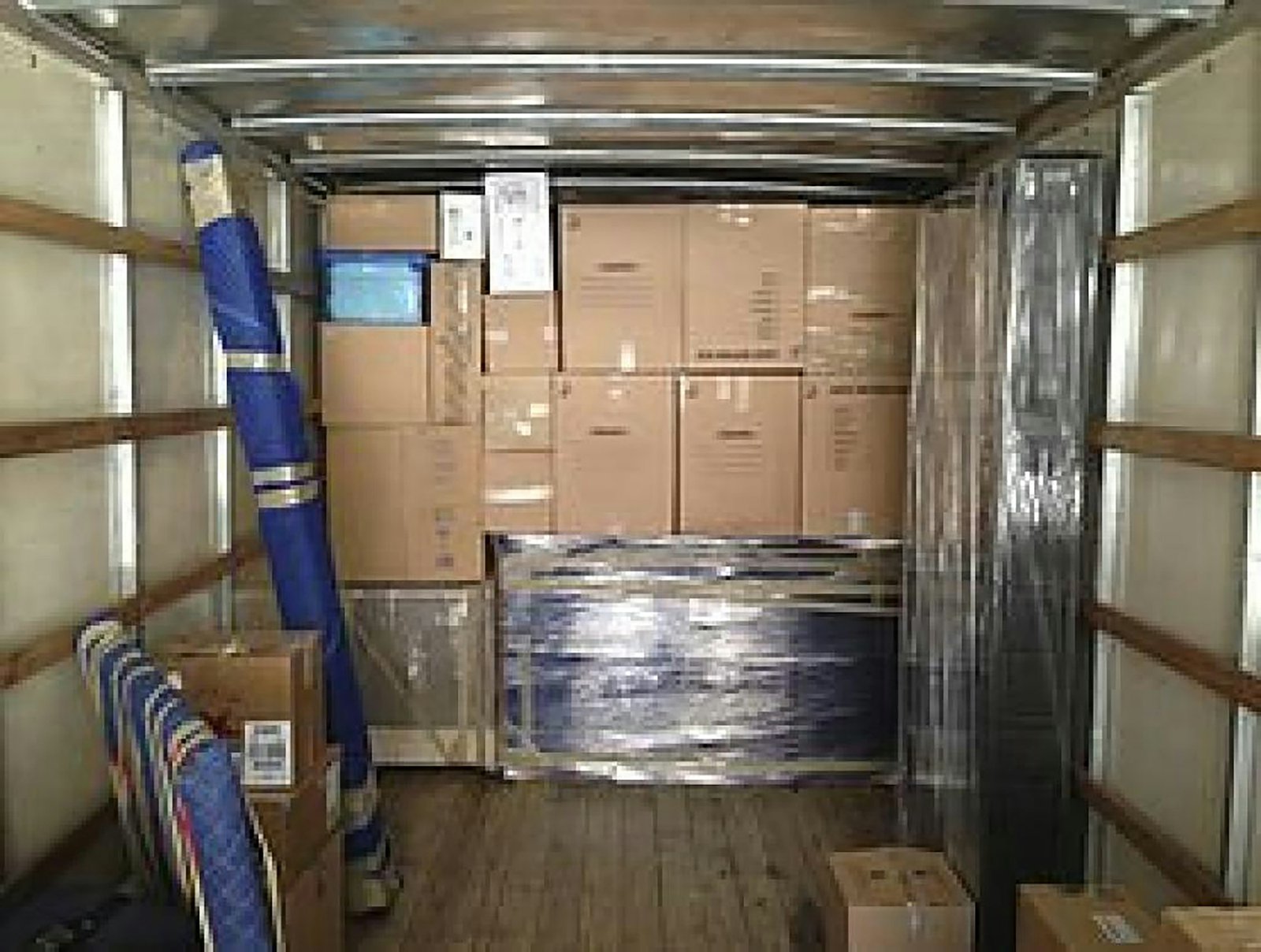 Camión cargado con cajas y muebles bien colocados