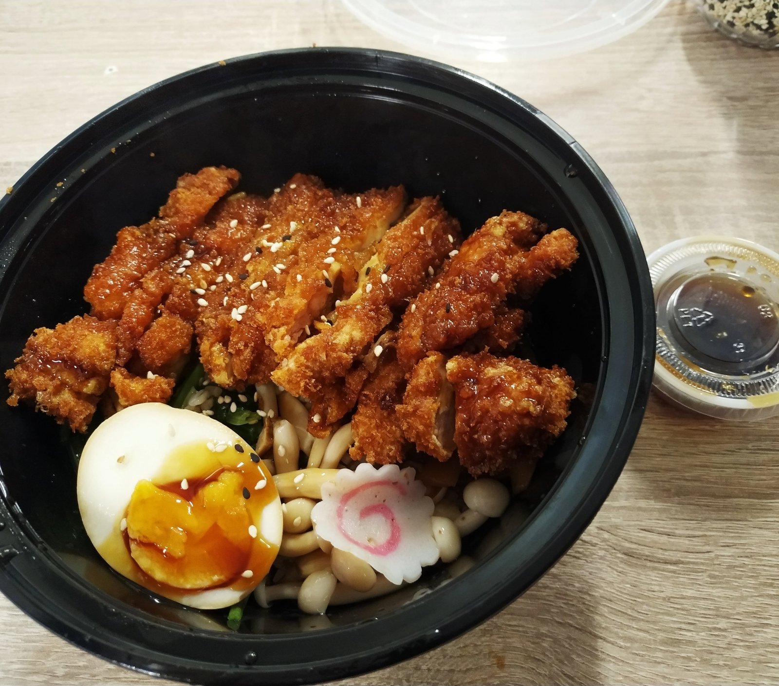 Donburi de pollo con huevo