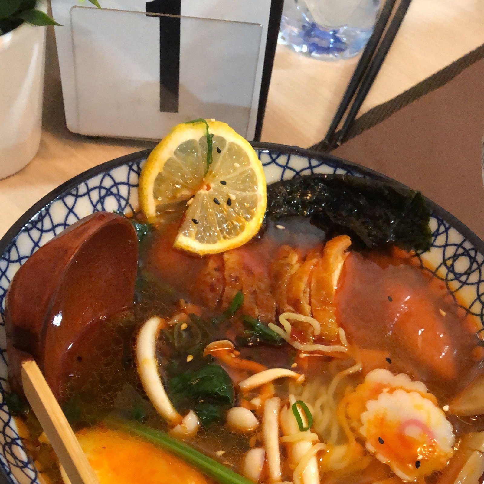 Ramen con huevo marinado, cerdo y alga nori