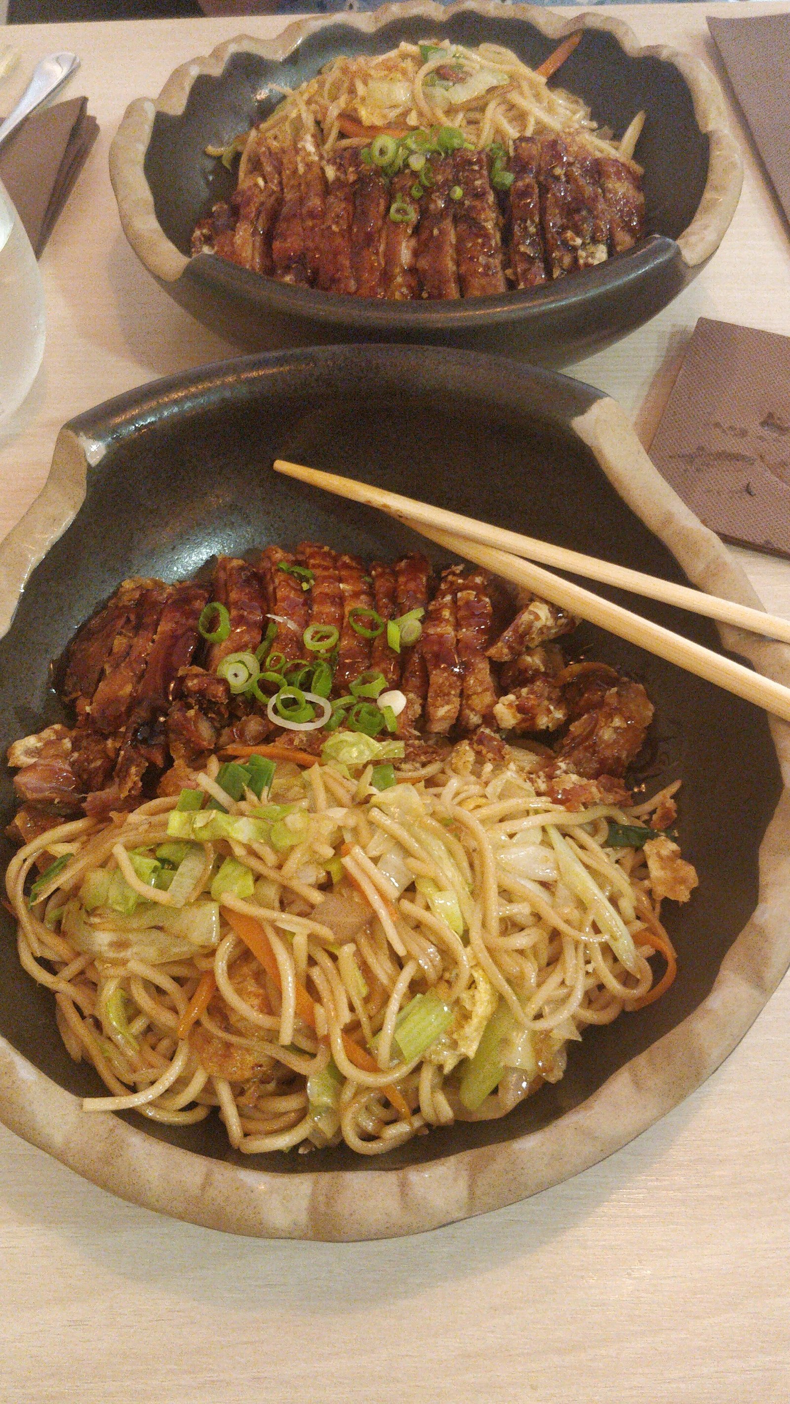 Fideos salteados con palillos