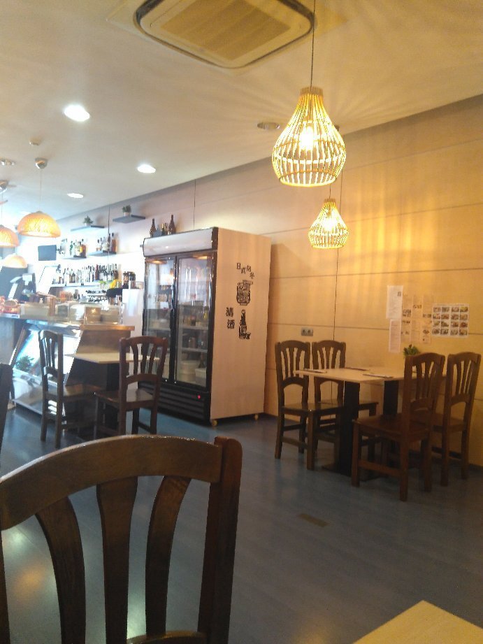 Interior de Nagomi con farolillos