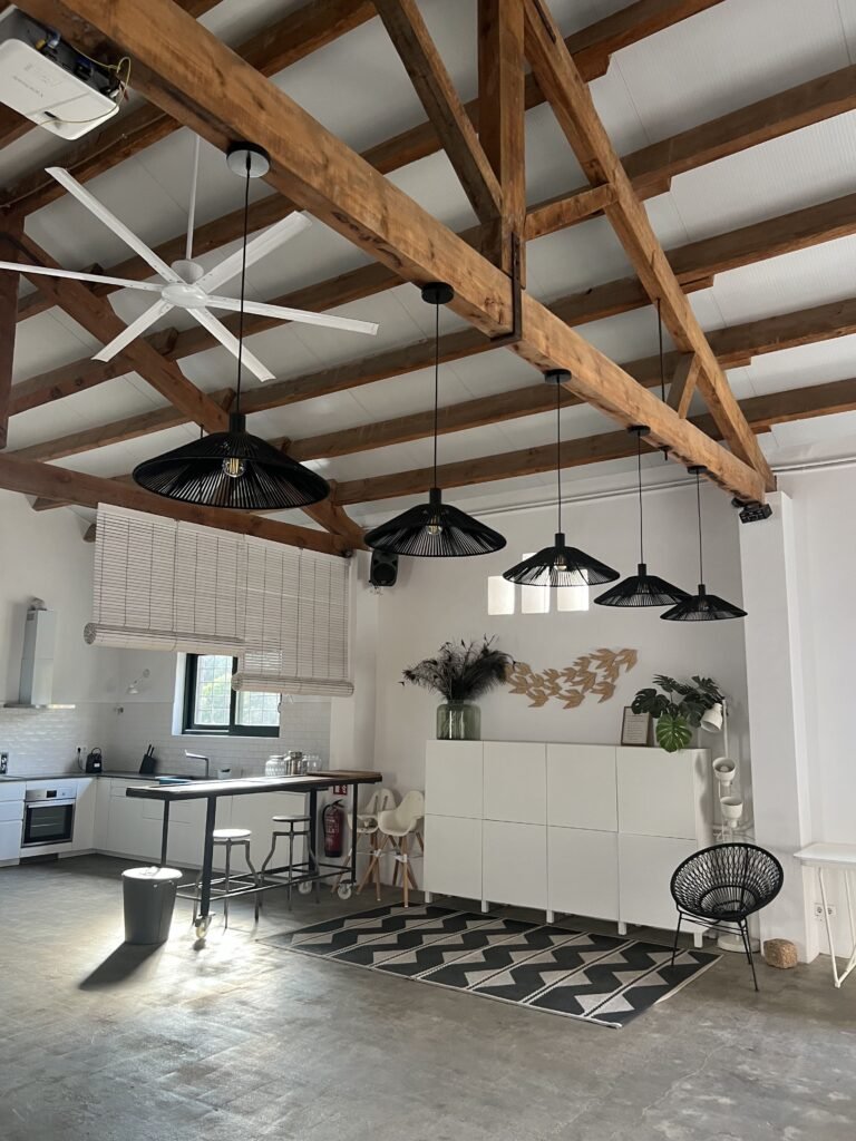 Sala con vigas de madera