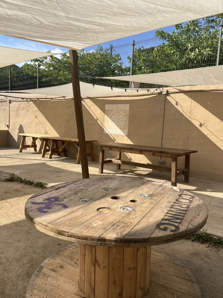 Mesas de madera en la terraza