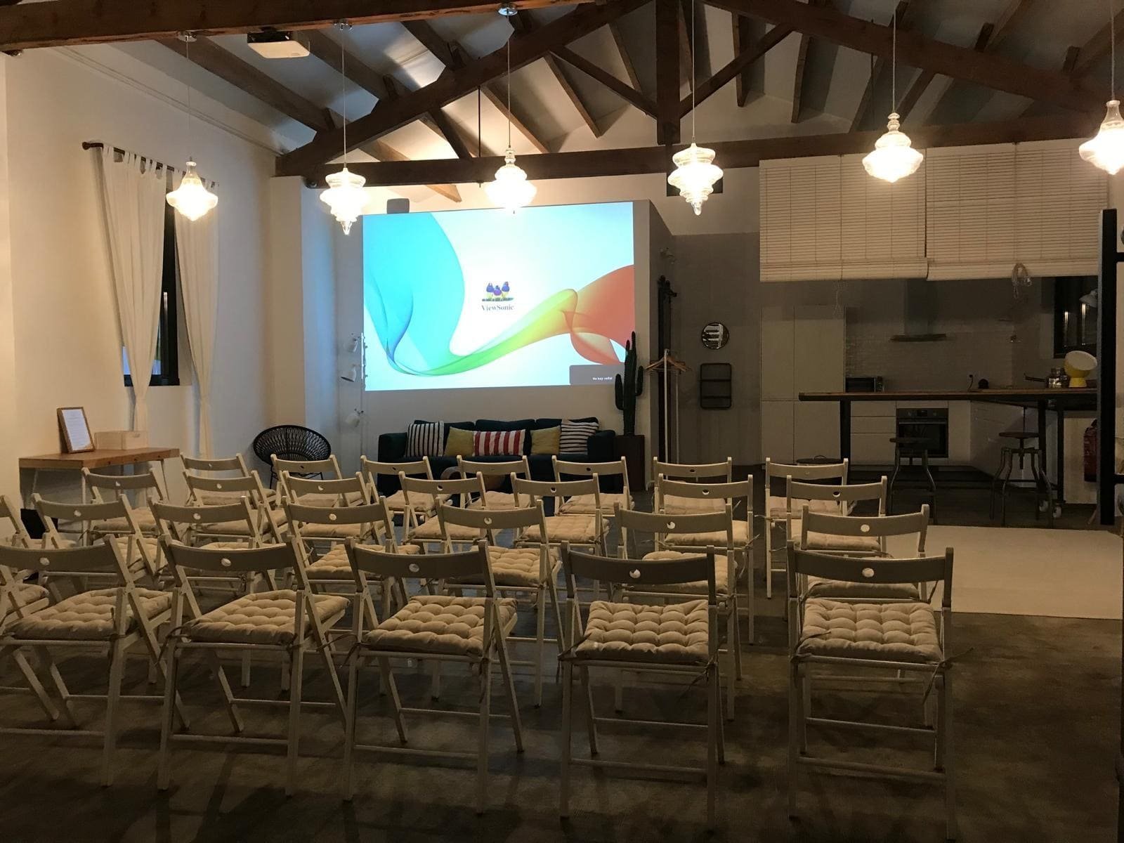 Sala preparada con pantalla y proyector