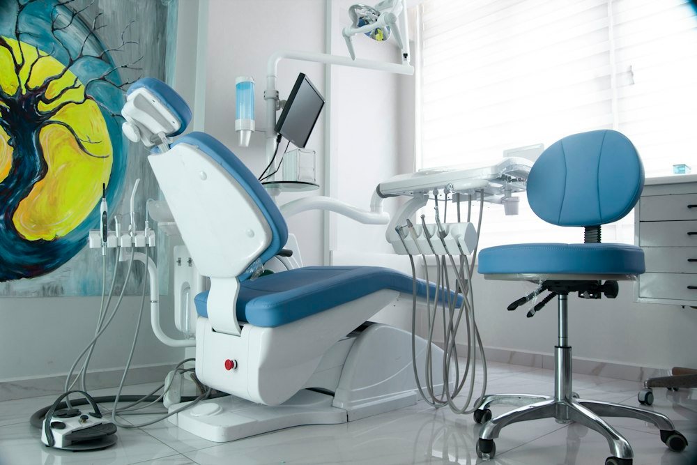 Gabinete dental con un cuadro en la pared