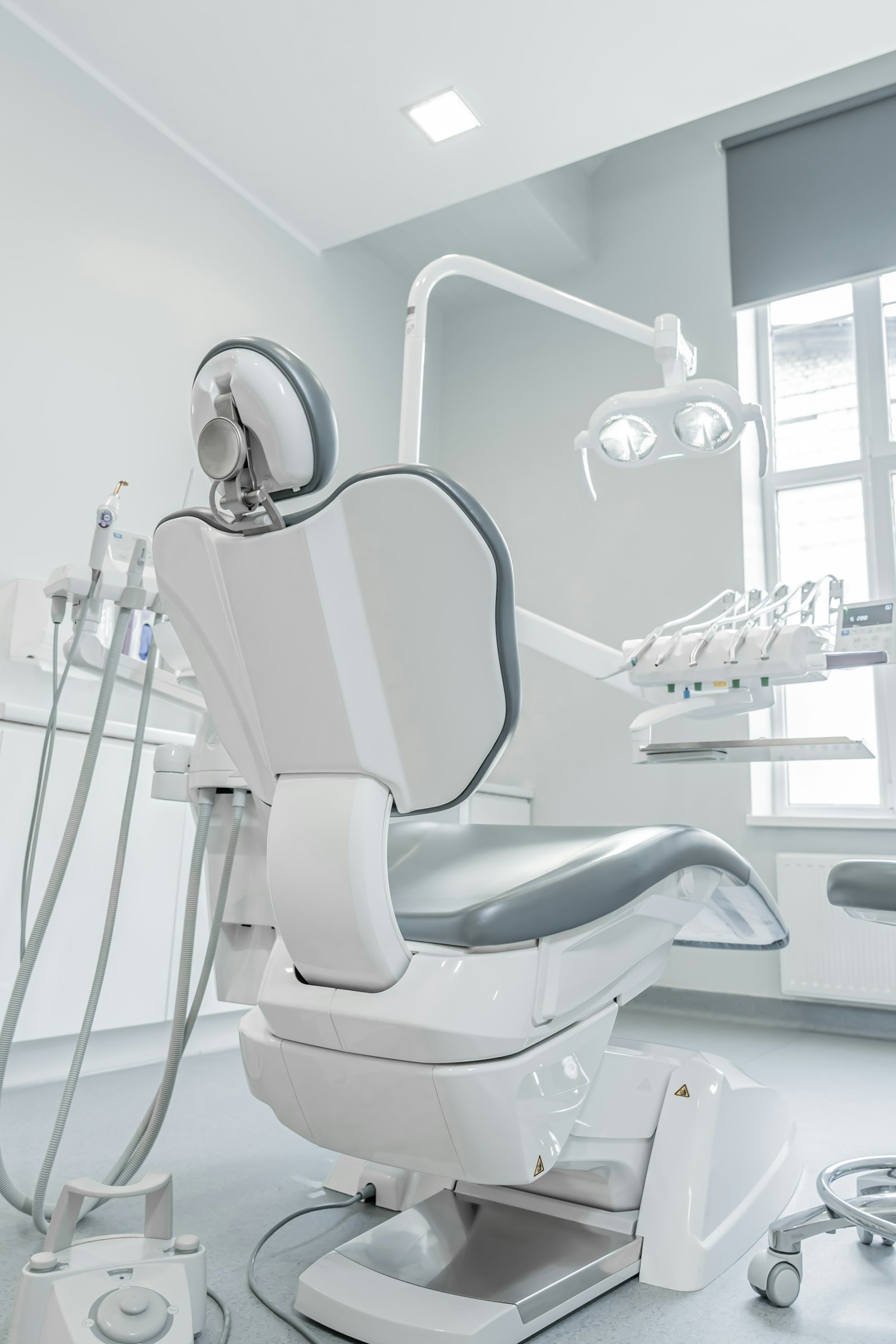 Sillón dental junto a una ventana