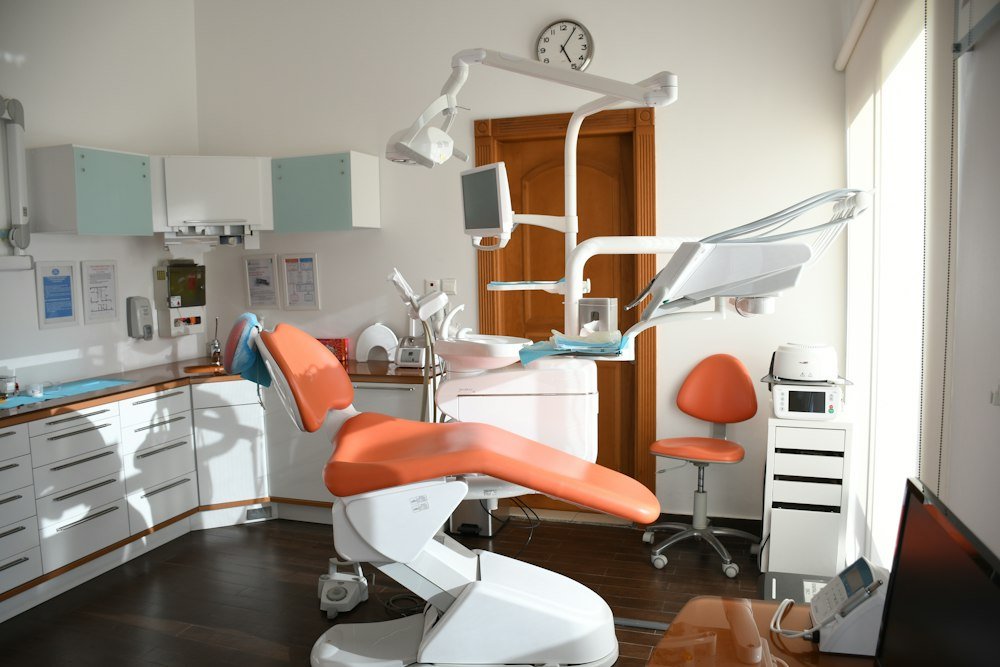 Sillón dental en una clínica luminosa