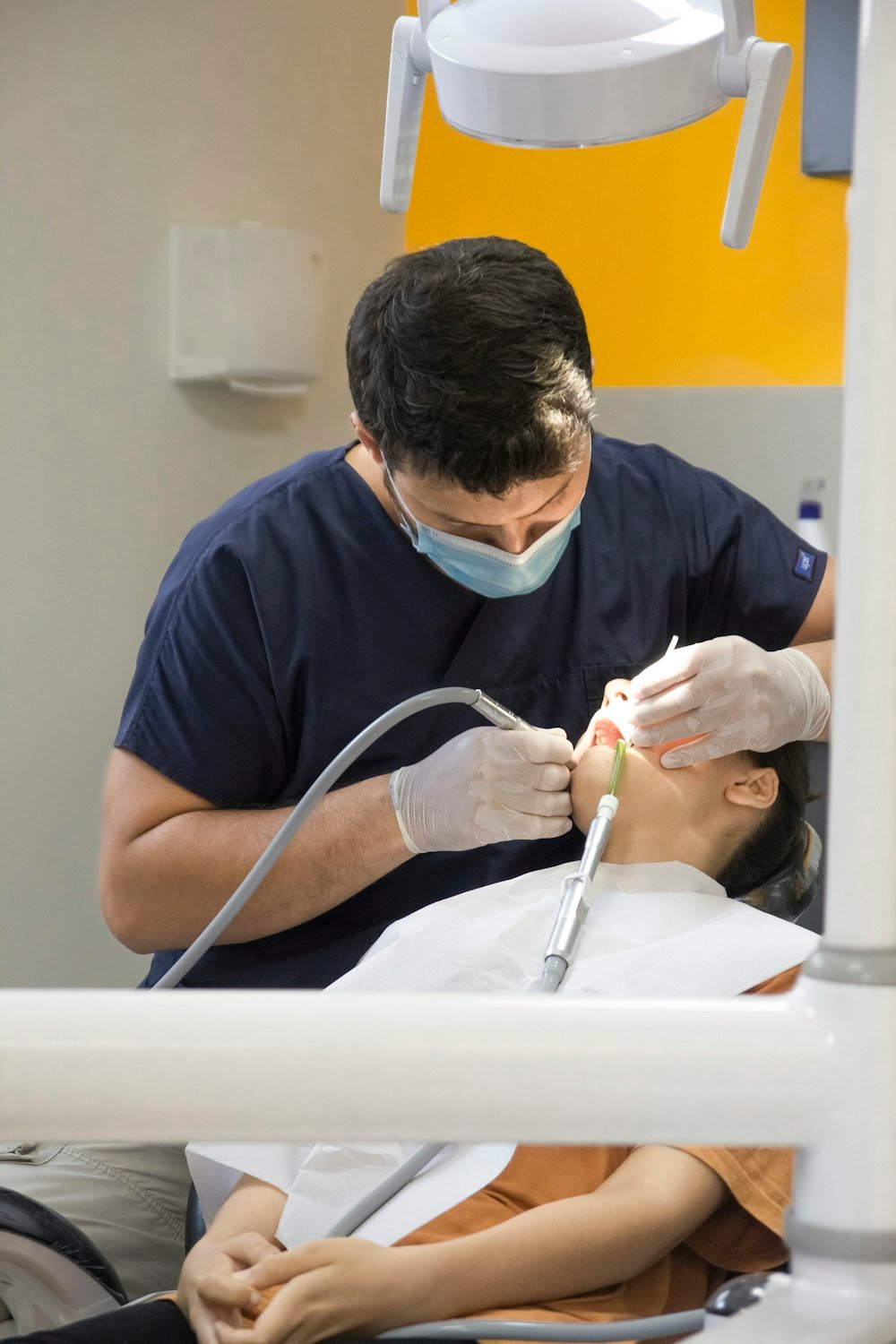 Dentista tratando a un paciente