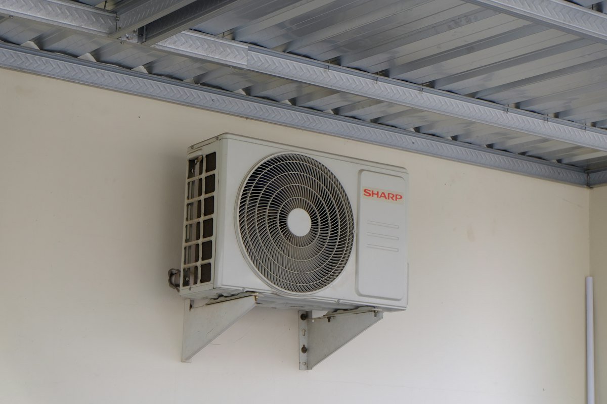 Unidad de aire acondicionado instalada en una pared