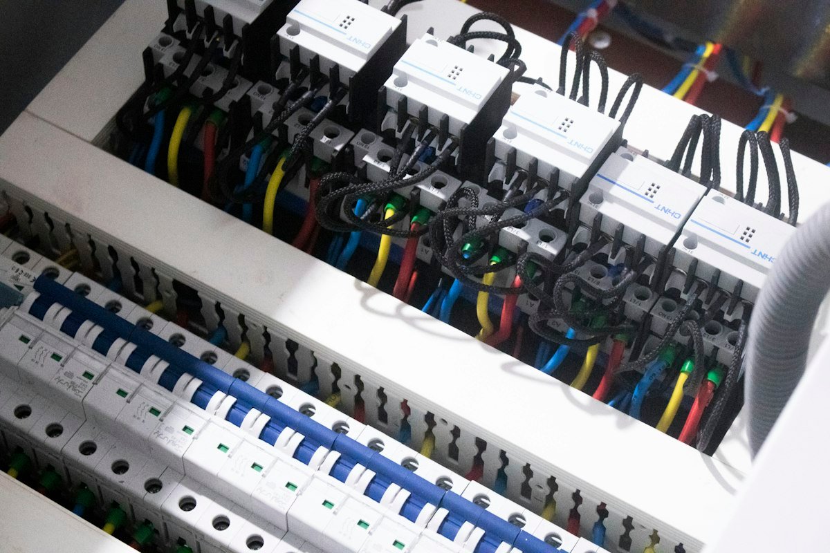 Cables conectados en una caja de registro